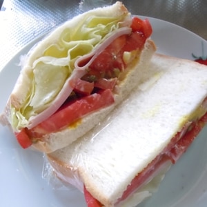トマトとレタスのサンドイッチ